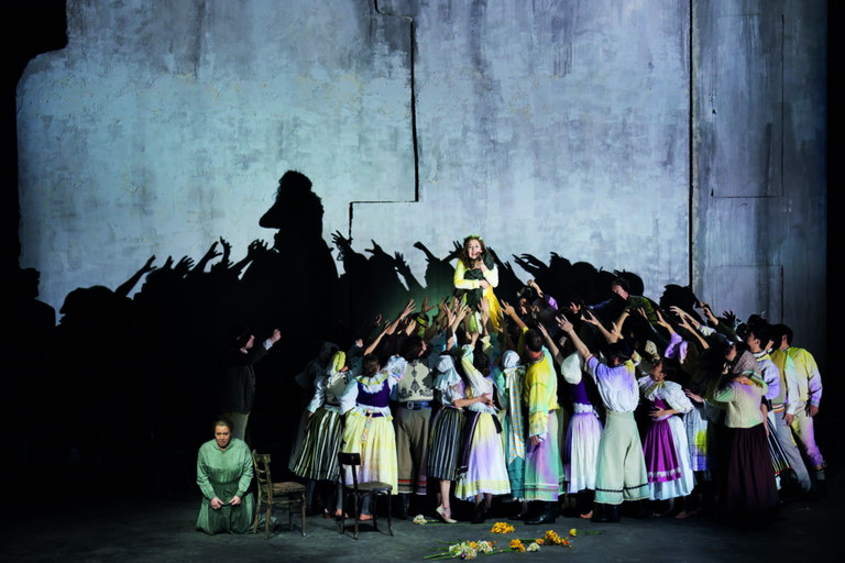 Massenszene aus Leoš Janáčeks Oper „Jenůfa“ mit Svetlana Aksenova 