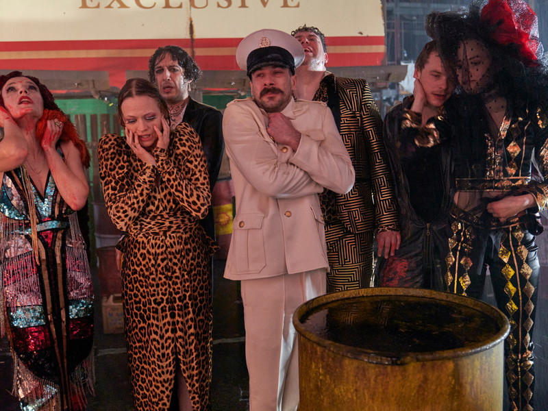 Mehmet Ateşçi, Marcel Heuperman, Hanna Hilsdorf, Mavie Hörbiger, Franz Pätzold, Marie-Luise Stockinger und Florian Teichtmeister in Frank Castorfs Inszenierung von „Zdeněk Adamec" am Burgtheater.