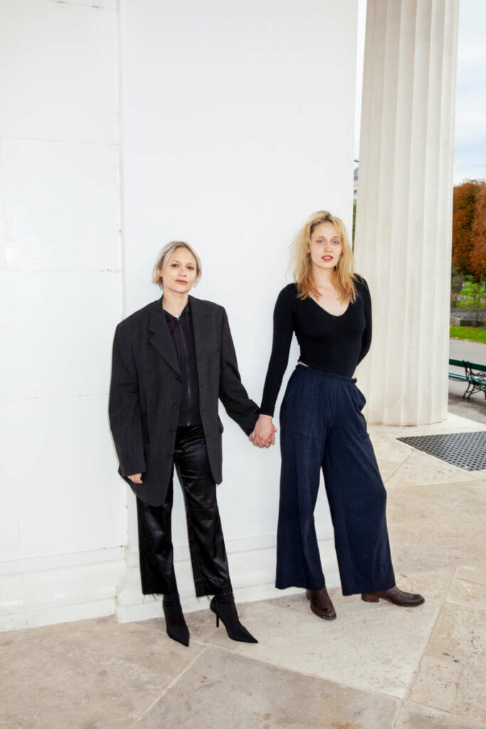 Nach der Probe. Mavie Hörbiger und Lili Winderlich beim Fotoshooting im Volksgarten. Nach „Der Sturm“ und „Kasimir und Karoline“ ist „Der Menschenfeind“ ihre dritte gemeinsame Theaterarbeit. 