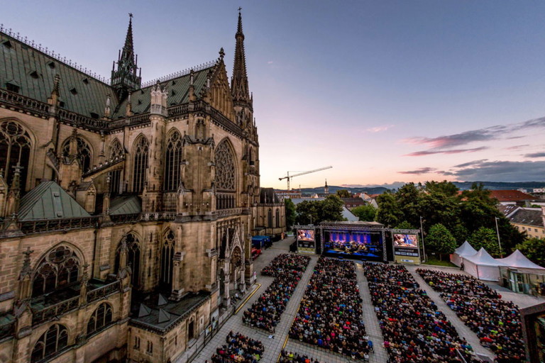 Klassik am Dom. Es ist eine der spektakulärsten Open-Air-Locations in Österreich: der Platz vor dem Linzer Mariendom. In der Reihe „Klassik am Dom“ werden u. a. auch David Garrett 