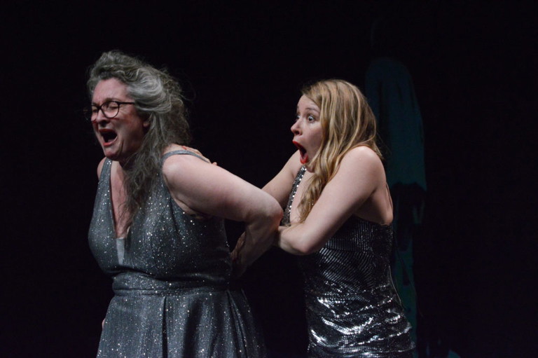 Susanne Brandt und Michaela Bilgeri in „Die große Show" im Werk X.