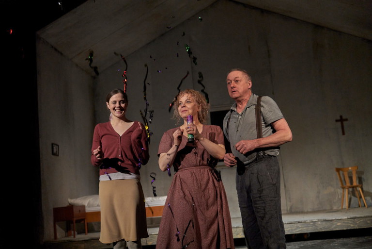 Elisa Plüss, Sarah Victoria Frick und Markus Hering in „Adern“ im Akademietheater. 