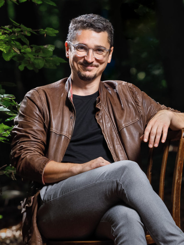 „Die Gegenstimme" ist der erste Roman des Autors Thomas Arzt, der in Schlierbach in Oberösterreich geboren wurde. 