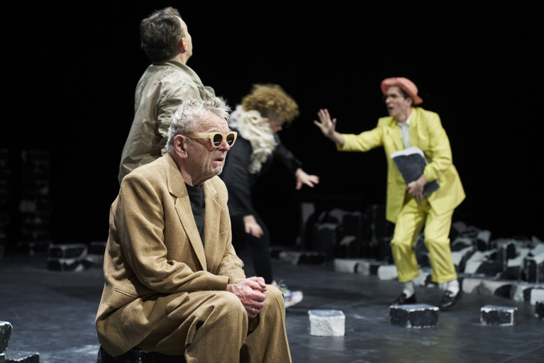 Branko Samarovski, Stefko Hanushevsky, Sarah Viktoria Frick, Seán McDonagh in „Alles ist erleuchtet".