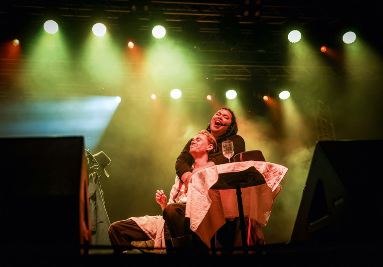 Erste Passagen aus „Killing Carmen“ gab das Ensemble heuer beim Donauinselfest zum Besten. Der Spaß ist
den Protagonist*innen dabei ins Gesicht geschrieben –
das gemischte Publikum reagierte einhellig euphorisch.
