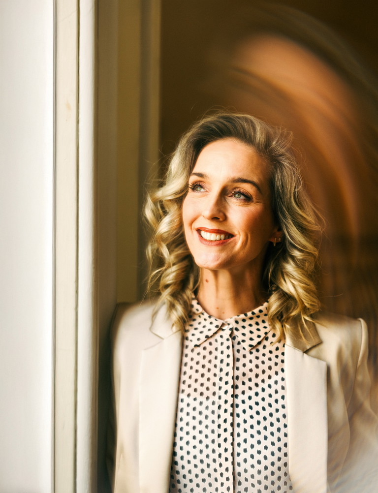 Annemieke van Dam ist Niederländerin, aber seit vielen Jahren in Wien beheimatet und spätestens seit
ihren Titelrollen in „Elisabeth“ und „Mary
Poppins“ ein echter Publikumsliebling.
Zuletzt war sie in „Rebecca“ eine verstö-
rend gute Mrs. Danvers. Nun übernimmt sie die Rolle der Madame Fuchs.