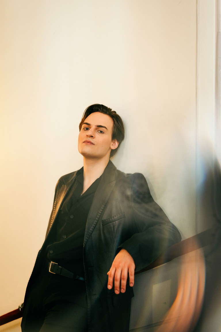 Moritz Mausser sang sich direkt von der MUK als Hauptdarsteller in die Erfolgsproduktion „Rock
Me Amadeus – Das Falco-Musical“, die von
Oktober 2023 bis Juni 2025 im Ronacher
restlos ausverkauft war. Nun ist der Wiener
als Friedrich II. von Preußen in seiner
zweiten großen Rolle zu erleben.