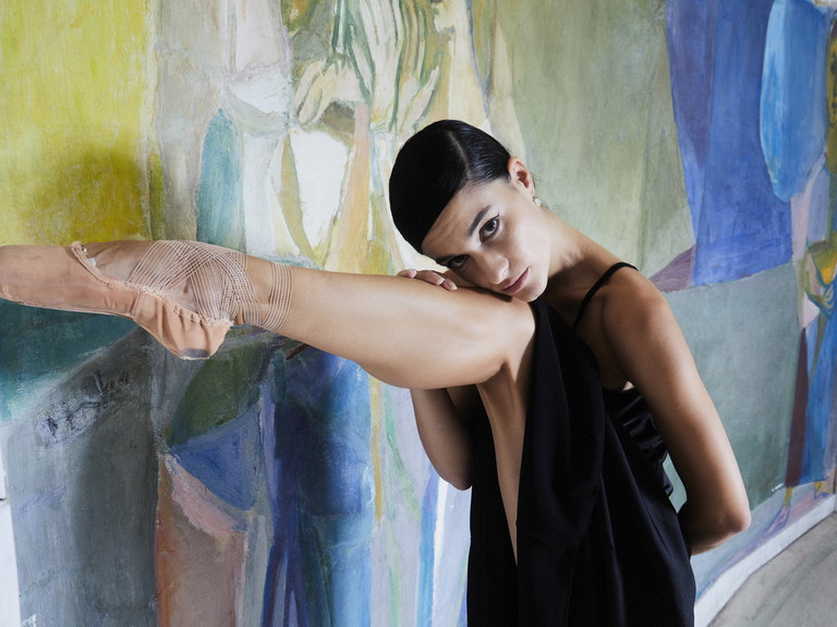 Rosa Pierro wurde in Rom geboren und an der Ballettakademie der Wiener Staatsoper sowie der Academia nazionale di danza und dem Teatro dell’Opera di Roma ­ausgebildet. In der Spielzeit 2015/16 war sie Mitglied der Jugendkompanie der Ballettakademie der Wiener Staatsoper. Es folgten Engagements am Ungarischen und Polnischen Nationalballett, als Erste Gastsolistin am Ballet Ireland sowie zuletzt als Solistin am Aalto Ballett Essen. Seit dieser Saison ist sie Solotänzerin des Wiener Staatsballetts.