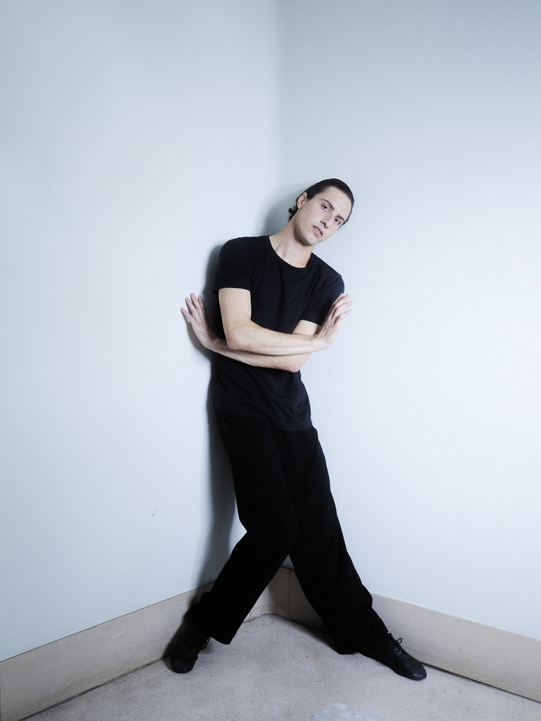 Der in den USA geborene Tänzer Timoor Afshar wurde von Martin Schläpfer vor zwei Jahren nach Wien geholt und wurde schnell zu einem der Publikumslieblinge. Anfang September wurde er zum Ersten Solotänzer des Wiener Staatsballetts ernannt.