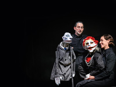 Nikolaus Habjan & Manuela Linshalm. 2003 wurde „Schicklgruber“ im Schauspielhaus uraufgeführt und dann drei Saisonen lang erfolgreich gespielt. Der Autor und Puppenspieler Neville Tranter bleibt dieses Mal hinter den Kulissen und lässt seinen früheren Schüler ins Rampenlicht.