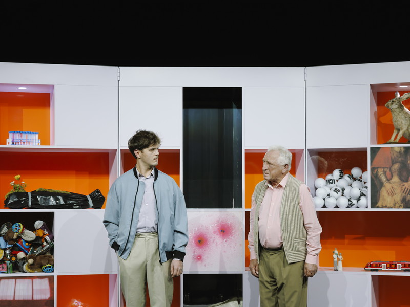 Justus Balamohan Maier und Hans Dieter Knebel in „Die Kopien“ im Vestibül.