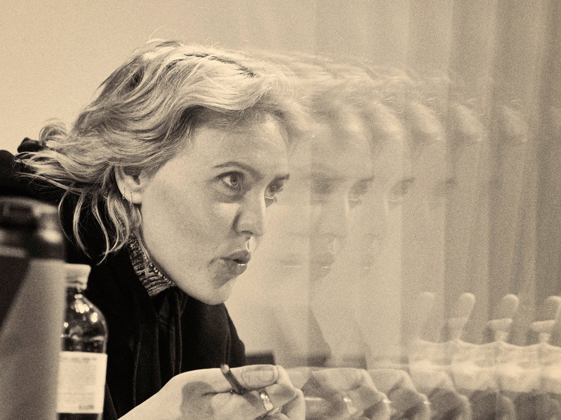 Fritzi Wartenberg. Studierte Regie am Max Reinhardt Seminar und inszenierte bereits am Berliner Ensemble, am Schauspiel Köln, am Luzerner Theater und am Burgtheater. 2023 gewann Fritzi Wartenberg den Helene Weigel Theaterpreis.