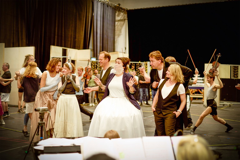 Erstklassige Besetzung. V. l.: Ines Hengl-Pirker
(Ida), Alina Wunderlin
(Adele), Thomas Blon-
delle (Eisenstein), Hulkar
Sabirova (Roselinde),
Krešimir Stražanac
(Frank), Jana Kurucová
(Prinz Orlofsky).