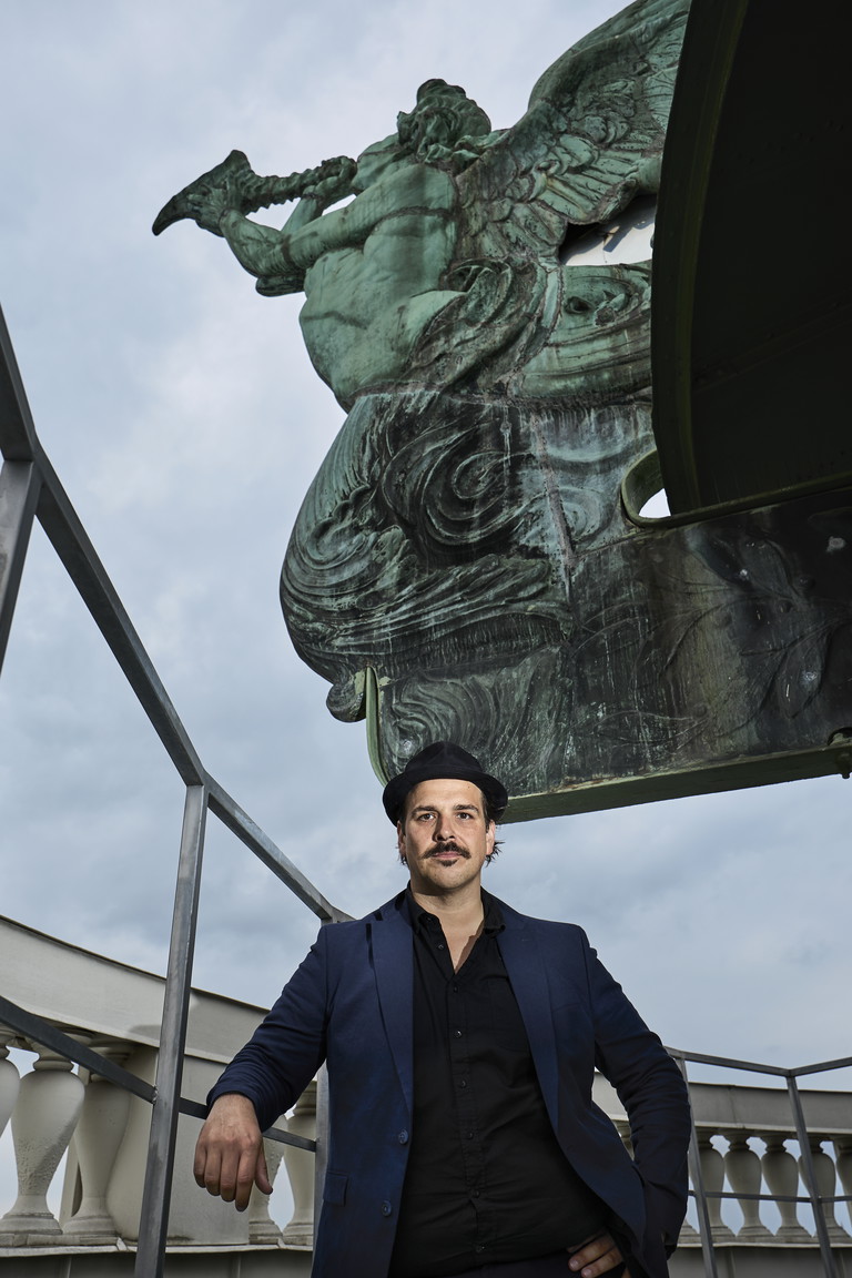 Am höchsten Punkt des Burgtheaters. Auf die Balustrade im Hintergrund ist
Ferdinand Schmalz später noch geklettert.