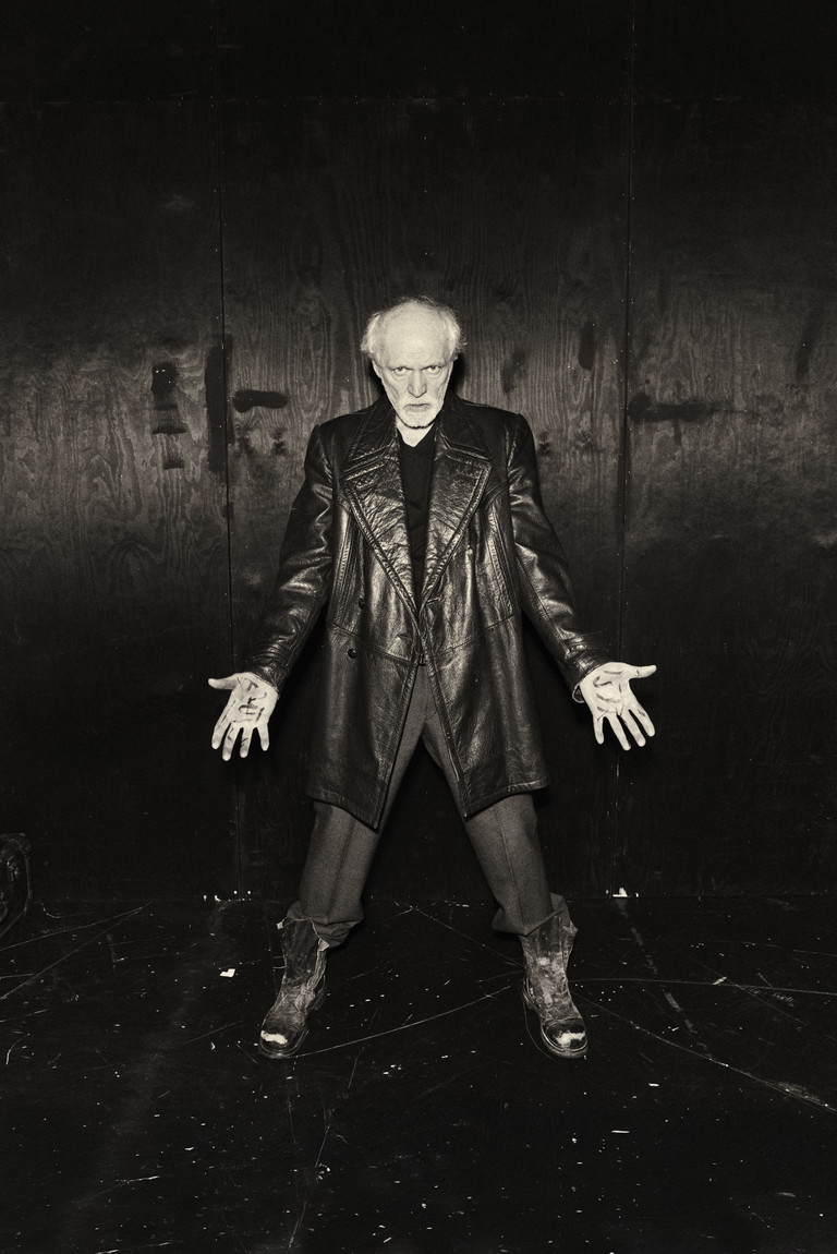 Günter Franzmeier war u. a. am Schauspielhaus Zürich, den Hamburger Kammerspielen und dem Volkstheater Wien engagiert, ehe er ans Theater in der Josefstadt kam, wo er bereits in zahlreichen Rollen brillieren konnte. Neben seiner Bühnenpräsenz
tritt der Vielbeschäftigte regelmäßig in Film- und TV-Produktionen auf.
