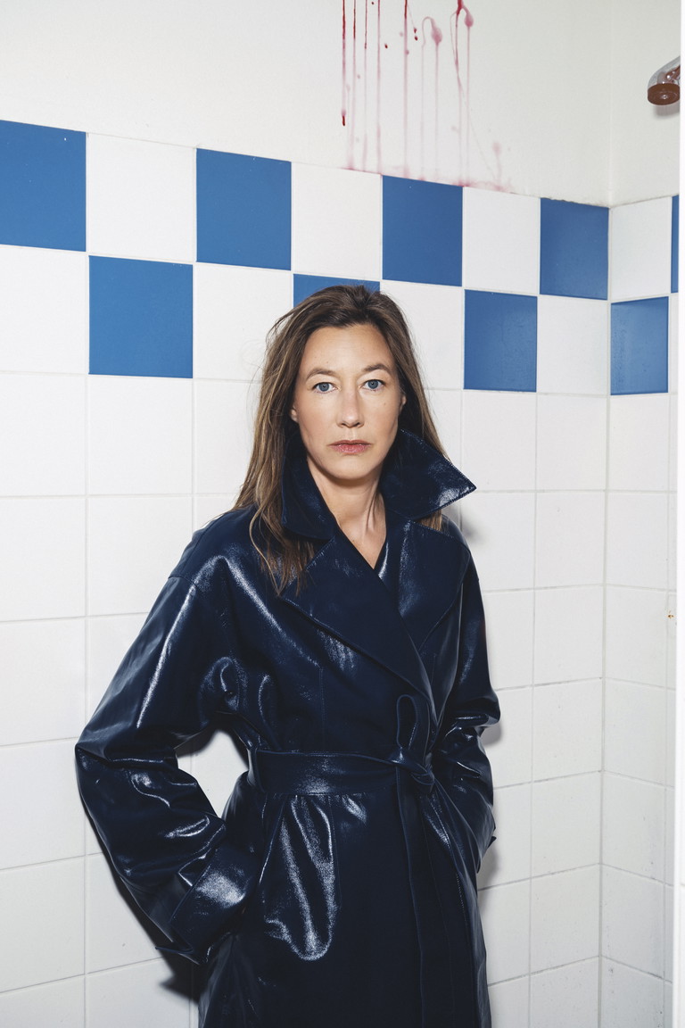 Johanna Wokalek. Die gebürtige Freiburgerin gehörte fünfzehn Jahre lang zum Ensemble des Burgtheaters. Nach dieser Zeit arbeitete sie als freie Schauspielerin
und stand für zahlreiche Kino- und TV Produktionen vor der Kamera – unter anderem in den Filmen „Die Päpstin“ und „Der Baader Meinhof Komplex“.