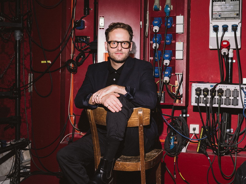Dominic Oley, 45, ist einer der vielseitigsten Theater- und Filmmenschen des Landes: Er spielt, er schreibt und er führt erfolgreich Regie. Für die Kammerspiele inszenierte er zuletzt den Publikumshit „Der grosse Diktator“. Fürs Fernsehen schrieb er das Drehbuch für den viel beachteten Film „Zwei gegen die Bank“ mit Caroline Peters, Daniela Golpashin und Murathan Muslu.