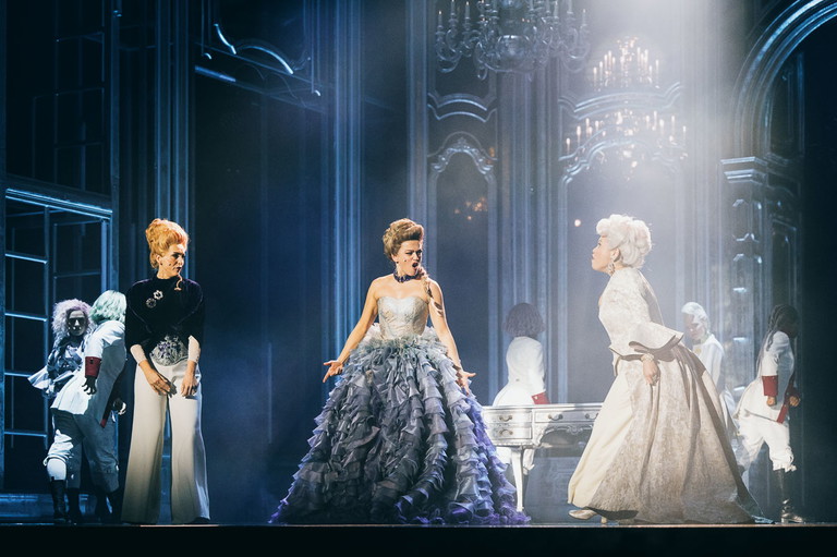 Trio femminile. Annemieke van Dam als Madame Fuchs, Nienke Latten in der Titelrolle und Annemarie Lauretta als Kaiserinmutter Elisabeth Christine (v. l.).