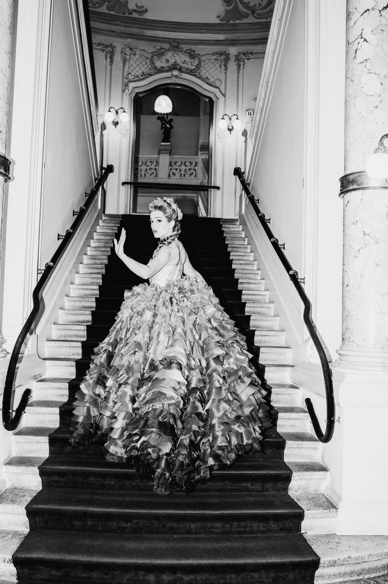 Hommage an Carrie Bradshaw. Nienke Latten
in einem ihrer 14 spektakulären Bühnenoutfits beim Fotoshooting im
Ronacher.