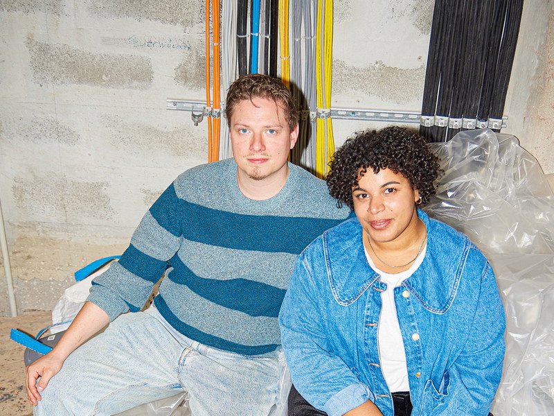 Nicolas Frederick Djuren und Sissi Reich auf der Unterbühne im Volkstheater.