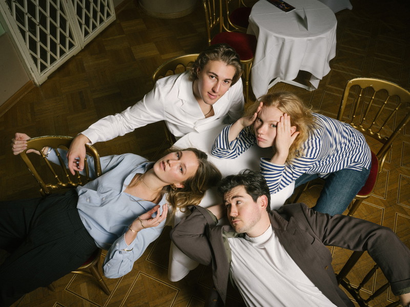 Wer liebt da wen? Melanie Hackl (Helena), Julian Valerio Rehrl (Lysander), Juliette Larat (Hermia) und Tobias Reinthaller (Demetrius) proben den „Sommernachtstraum“.