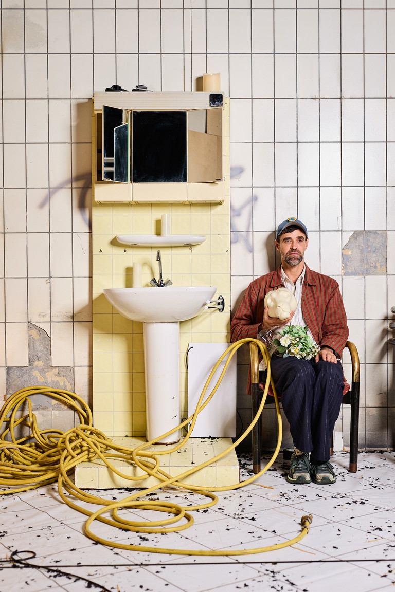 Shakespeare meets Beckett, oder?
Wolfgang Menardi in seiner Kulisse für „Richard III.“. Was Sie
sehen, ist eine Probenvariante - noch nicht das fertige Bild.