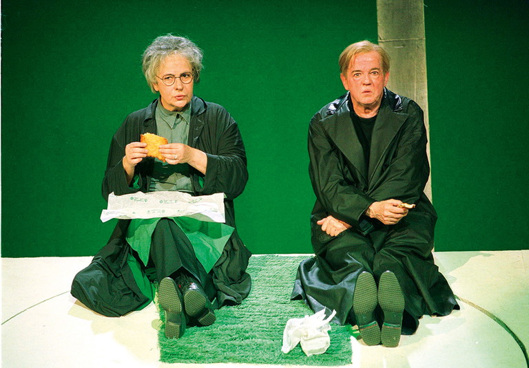 Claus Peymann kauft sich eine Hose und geht mit mir essen. Sowohl bei der Uraufführung 1988 als auch in Philip Tiedemanns Neuinszenierung (1998,
Bild) spielten Martin Schwab und Kirsten Dene die Hauptrollen.