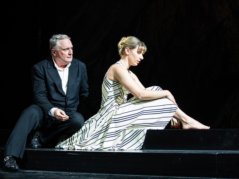 Bernhard Schir (Friedrich Hofreiter) und Johanna Mahaffy (Erna) im Theater in der Josefstadt.