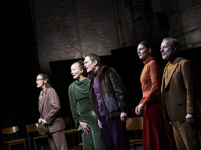 Sabine Haupt, Anja Laïs, Jörg Ratjen, Lilith Häßle, und Norman Hacker in Thomas Jonigks Inszenierung im Akademietheater.
