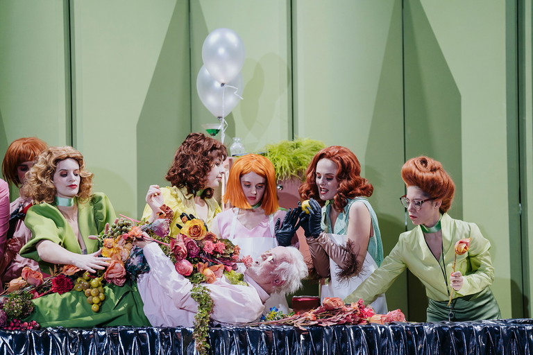 Zwiegespräch. Peter Handkes Stück wurde in
der Regie von Rieke Süßkow zum Berliner Theatertreffen 2023 eingeladen. Im Bild:
Martin Schwab, Julia Wachsmann, Maresi Riegner, Elisa Plüss und Sara Abci.