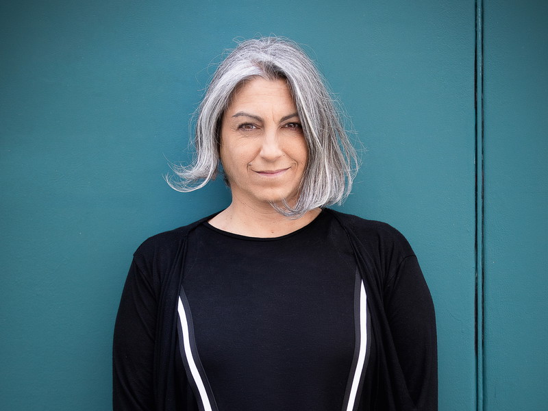 Zur Person: Aslı Kışlal ist freie Regisseurin und Mitbegründerin des diverCITYLAB. Ab der Spielzeit 2026/27 leitet sie das Theater der Jugend.