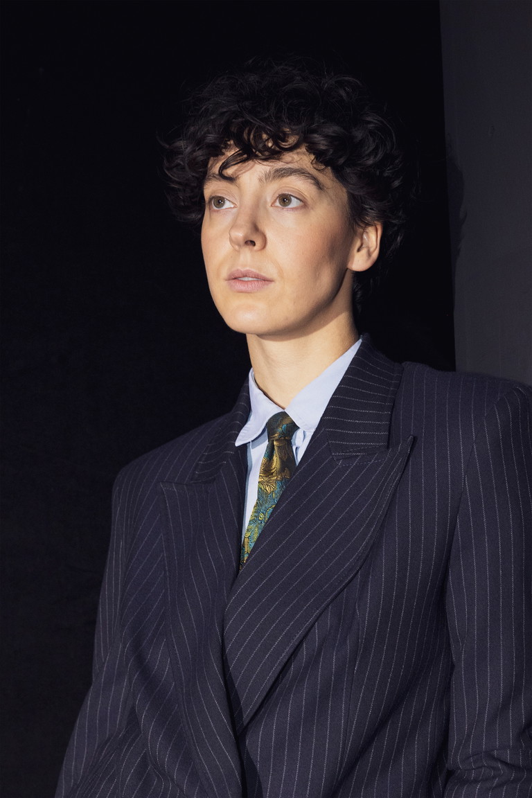 Una Nowak identifiziert sich als nichtbinär, kam in Wien zur Welt, lebte u. a. in Schweden und Kalifornien, studierte
erst Schauspiel an der English Theatre Academy (Diplom) und dann an der MUK. Una spielte u. a. in „JUICES“ am Schauspielhaus Wien, in „Funken“ am TdJ und verkörperte Charlie in der Streaming-Serie „Sexplanation“.