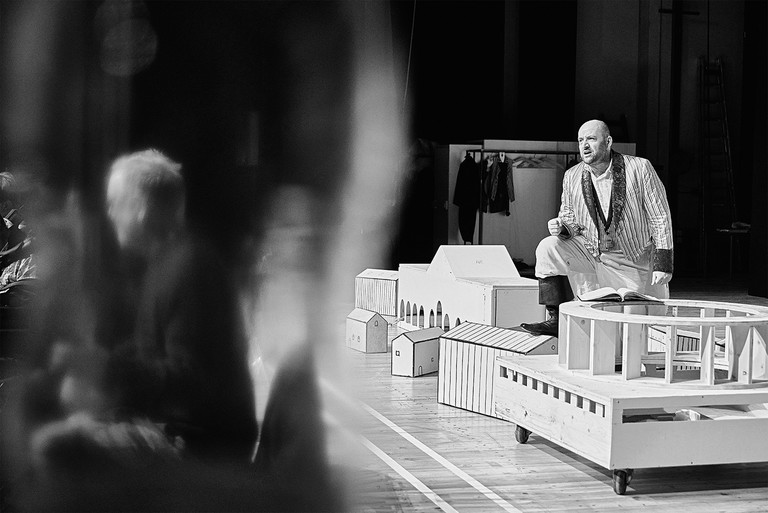 Nach „Die Zauberflöte“ und „Schachnovelle“ in der BURG, „Killing Carmen“
in der Wiener Volksoper und „Die komische Tür“ im Dschungel Wien bringen
Nils Strunk und Lukas Schrenk nun „Gullivers Reisen“ in Wien auf die Bühne.