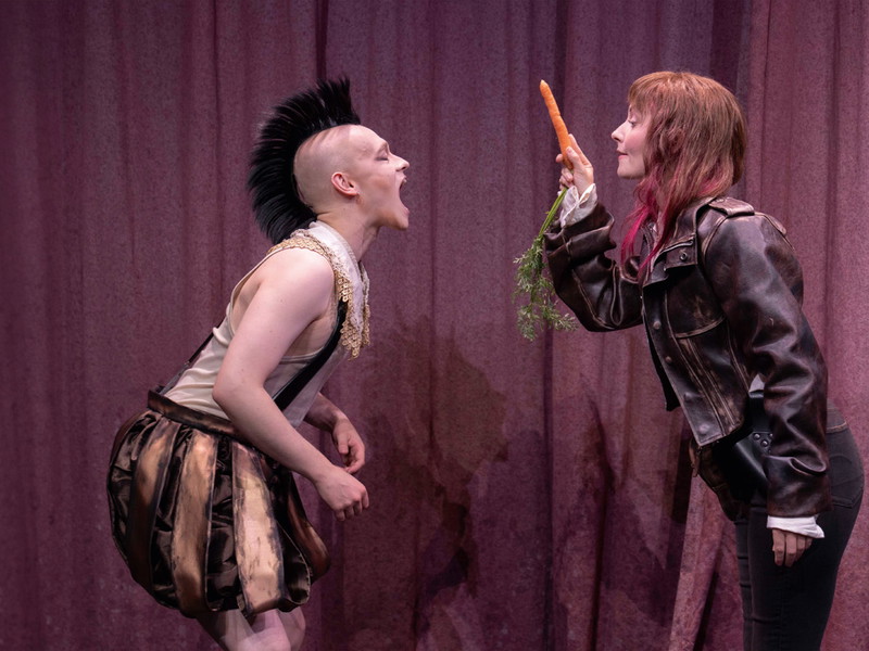 Erfolgreiches Gespann. Hannah-Theres Weigl (r.) kämpft als DʼArtagnan gemeinsam mit Magnus-Remy Schmidt (l.) in der Rolle des Pferds Holgär für Gerechtigkeit.