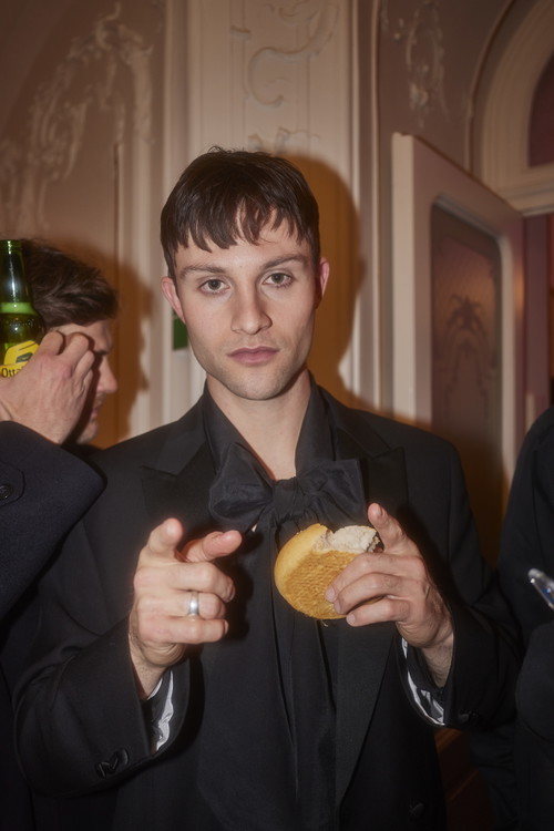 Nick Romeo Reimann mit Semmel