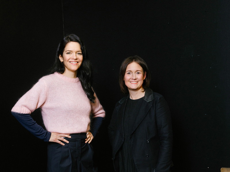 Julia Engelmayer und Anja Sczilinski leiten das Volkstheater Bezirke. 