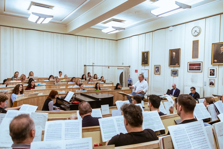 Hier ein Foto aus dem voll besetzten Probensaal des Opernchors.
Er befindet sich im vierten Stock der Wiener Staatsoper.