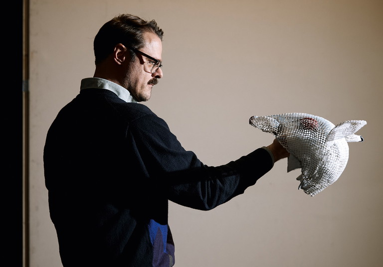 Auge in Auge mit Maus Lili. Die Masken für „Der überaus starke Willibald“ wurden von der Kostümabteilung des Theaters angefertigt.