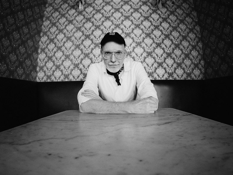 Christopher Wurmdobler macht Bücher und Theater. Wenn er nicht gerade im Nesterval-Ensemble probt oder spielt beziehungsweise Romane schreibt, sitzt er regelmäßig im Kaffeehaus oder im Theater. „Felix Austria“ heißt sein aktueller Roman, erschienen im Czernin-Verlag