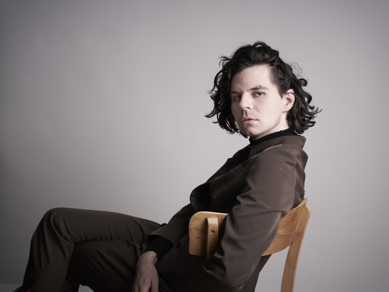 Claus Nicolai Six, Regisseur. Er war als Arbeiterkind mit 20 zum ersten Mal im Theater, studierte Altphilologie und assistierte unter anderem am Schauspiel Frankfurt und am Schauspiel Köln. 2024 inszenierte er in Köln „Muttertier“ von Leo Lorena Wyss. An der BURG bringt er „LECKEN 3000“ von lynn t musiol zur Uraufführung – den Gewinnertext des Retzhofer Dramapreises 2025.