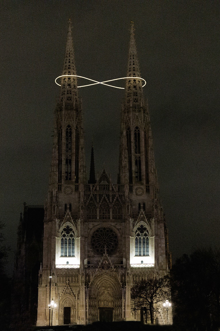 „Infinity“: das neue Kunstwerk von Billi Thanner auf den Türmen der Votivkirche.