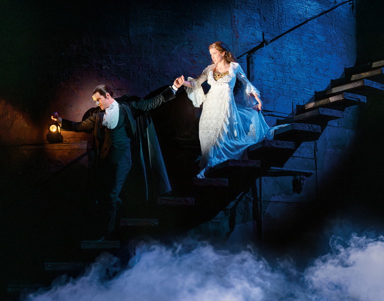 Im Keller der Pariser Oper. Anton Zetterholm entführt in der Rolle des Phantoms die Sopranistin Christine Daaé, gespielt von Lisanne Clémence Veeneman, in sein düsteres Reich.