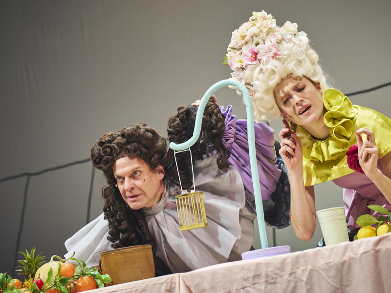 Dietmar König und Lola Klamroth in „Gullivers Reisen“ im Burgtheater. 