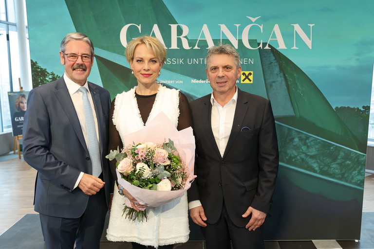Elīna Garanča mit Raiffeisen-Generalanwalt Erwin Hameseder (li.) und Veranstalter Hans Holzer (AMI Promarketing). Raiffeisen ist Hauptsponsor des Garanča-Konzerts in Grafenegg und des
Zukunftsstimmen-Projekts; beide wären ohne die Unterstützung von Raiffeisen nicht umsetzbar.