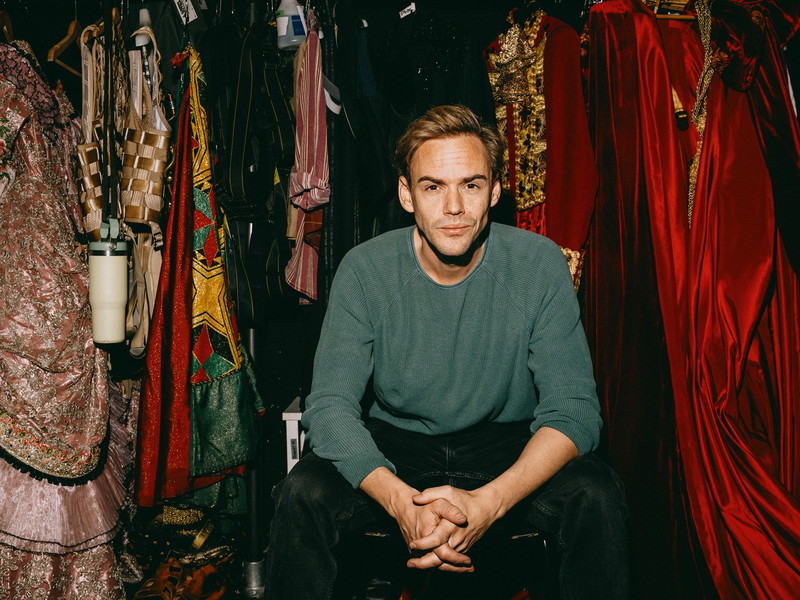Anton Zetterholm ist auch beim Fotoshooting ganz Profi. Hier zu sehen backstage im Kostümfundus.