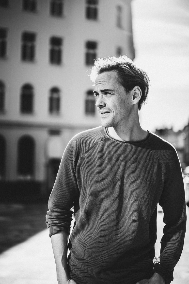 Anton Zetterholm beim Fotoshooting, hier nachdenklich wie James Dean. 
