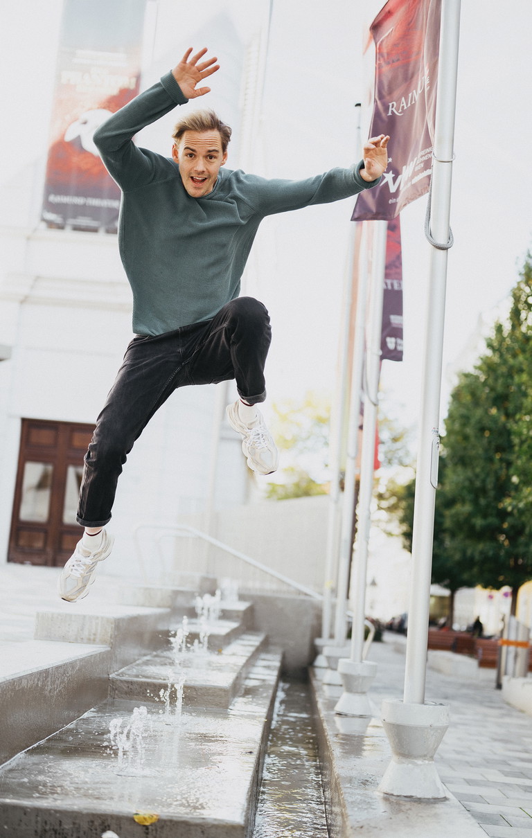 Anton Zetterholm
wuchs in Schweden auf, ließ sich an der Balettakademien
Göteborg zum Musicaldarsteller
ausbilden, gewann 2008 in Deutschland die TV-Castingshow „Ich Tarzan, Du Jane!“ und damit
verbunden die Hauptrolle im Musical „Tarzan“. In Folge feierte er u. a. als Billy Flynn in „Chicago“
an der Oper Bonn, Enjolras in „Les Misérables“ am Londoner West End oder aktuell als Don José in „Killing Carmen“ an der Volksoper Wien, wo er auch Tony in „West
Side Story“ spielt, große Erfolge. Seit 2024 verkörpert er am
Raimund Theater die Titelrolle in „Das Phantom der Oper“.