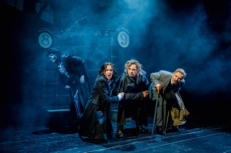 Kriminelle Energie und komödiantischer Instinkt.
Kimberly Rydell (Irene Adler), Claudius von Stolzmann (Sherlock Holmes) und Martin Niedermair (Doktor Watson) vor dem Hintergrund des Todes.