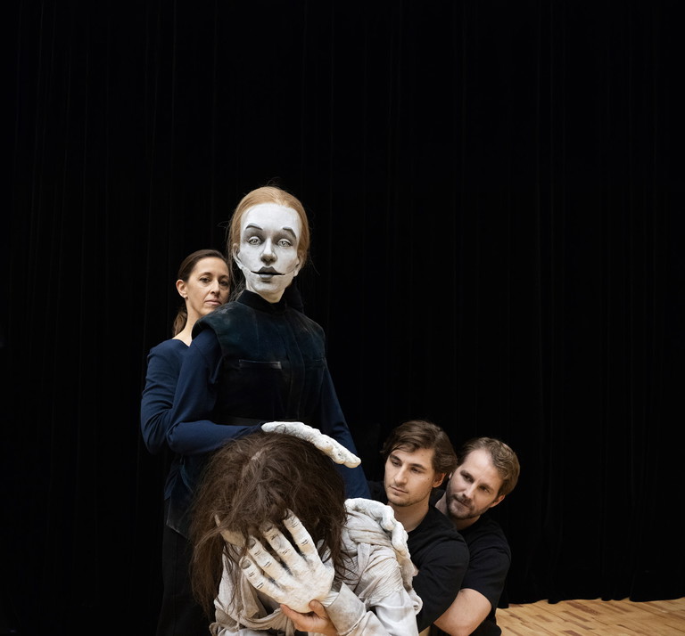 Manuela Linshalm mit der Leonore-Puppe – singen wird sie Malin Byström.  Im Vordergrund Florestan, gespielt von
David Butt Philip.