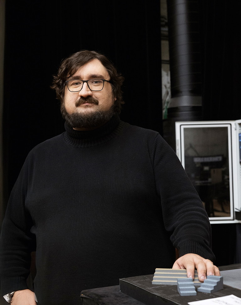 Julius Theodor Semmelmann zeichnet verantwortlich für das grandiose Bühnenbild des neuen „Fidelio“. Semmelmann, der in Graz studiert hat, arbeitete auch schon in Bayreuth, am Theater an der Wien, an der Burg u. v. a.